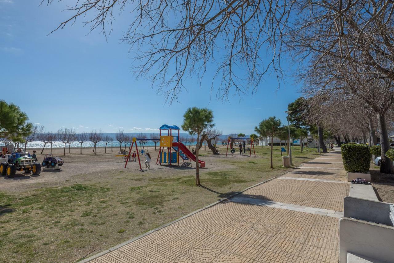 Sandy Beach Apartment أوميس المظهر الخارجي الصورة